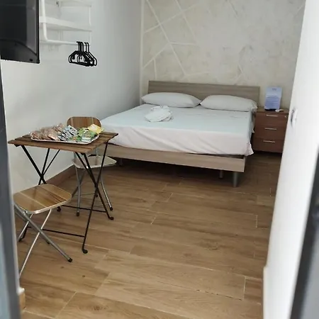 Casa Nina- Camera Ischia 公寓 *